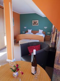 Die Zimmer unserer Pension bieten liebevollen Komfort mit einer Aussicht auf das Sauertal. &ndash; Landhaus Oesen